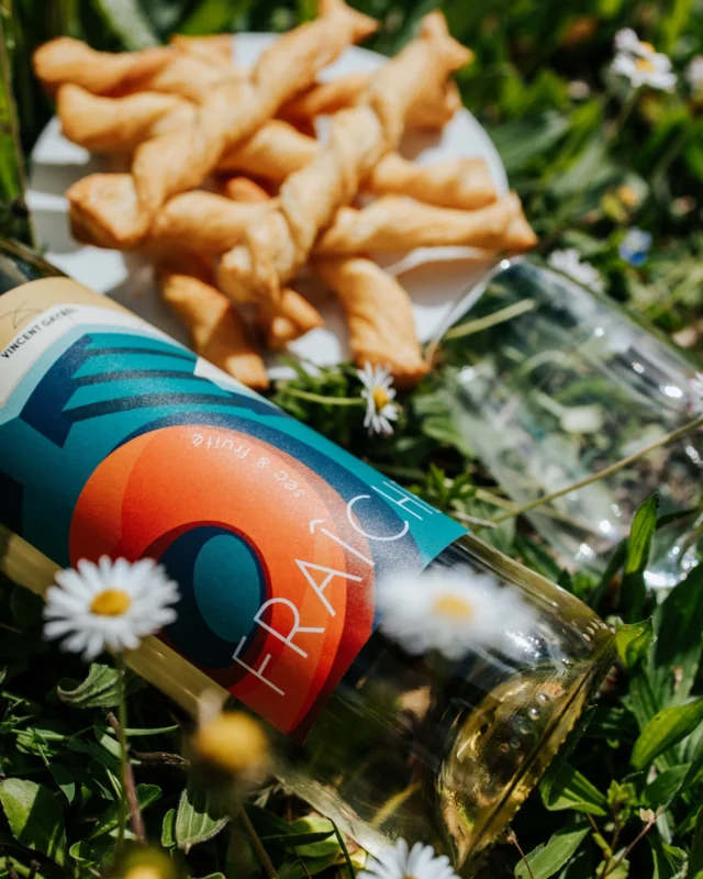 ☀️ Le soleil est (ENFIN) de retour… Et qui dit soleil, dit pique-nique et barbecue 🤤😋

Ils méritent un blanc léger, fruité, et franchement irrésistible.
FRAÎCHE, c’est notre vin blanc aux notes d’agrumes et de fruits exotiques, idéal pour accompagner vos premiers apéros au grand air.

Deux verres, une planche à grignoter… et le tour est joué !

💬 Désaltérante, accessible, conviviale :
FRAÎCHE, c’est la cuvée pépite qui ne se prend pas la tête (mais qui met tout le monde d’accord)

📍Qui est partant pour trinquer au soleil ? ☝🏻

#FRAÎCHEmentDehors #VinFruité #FRAÎCHE#PiqueNiqueMood #VinsDécomplexés #VinAuSoleil #VignoblesGayrel #VinBlancFrais #FraîchePourChanger #TeamFruitsExotiques #ApéroPrintanier

*L'abus d'alcool est dangereux pour la santé, à consommer avec modération.